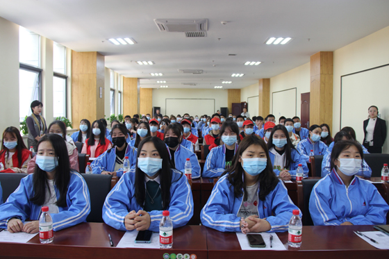 時代青年講奉獻  愛心熱血勇?lián)?dāng)——安康職業(yè)技術(shù)學(xué)院學(xué)生參加血站開放日活動