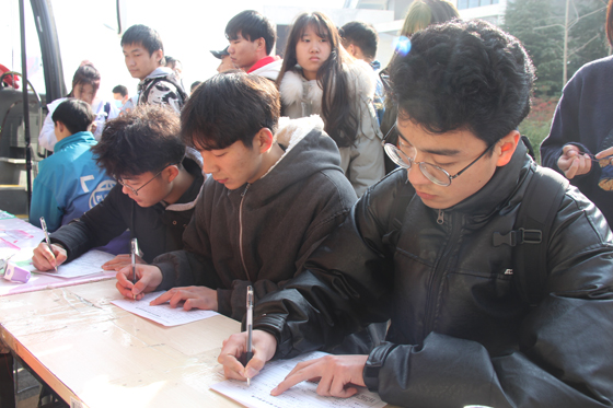 飛揚(yáng)熱血青春 匯集愛心洪流——安康學(xué)院積極開展冬季獻(xiàn)血活動