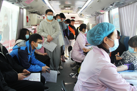 飛揚(yáng)熱血青春 匯集愛心洪流——安康學(xué)院積極開展冬季獻(xiàn)血活動