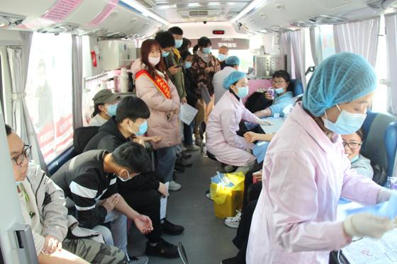 飛揚(yáng)熱血青春 匯集愛心洪流——安康學(xué)院積極開展冬季獻(xiàn)血活動