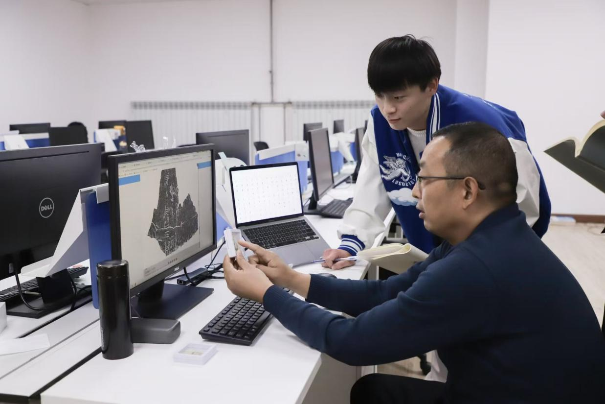 安陽師范學(xué)院甲骨文信息處理教育部重點實驗室，劉永革正在給學(xué)生講甲骨文。受訪者供圖