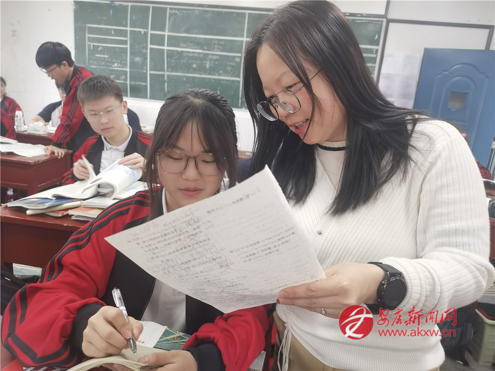 (圖為常州支教老師陳維杰正在為學(xué)生講解數(shù)學(xué)難點)