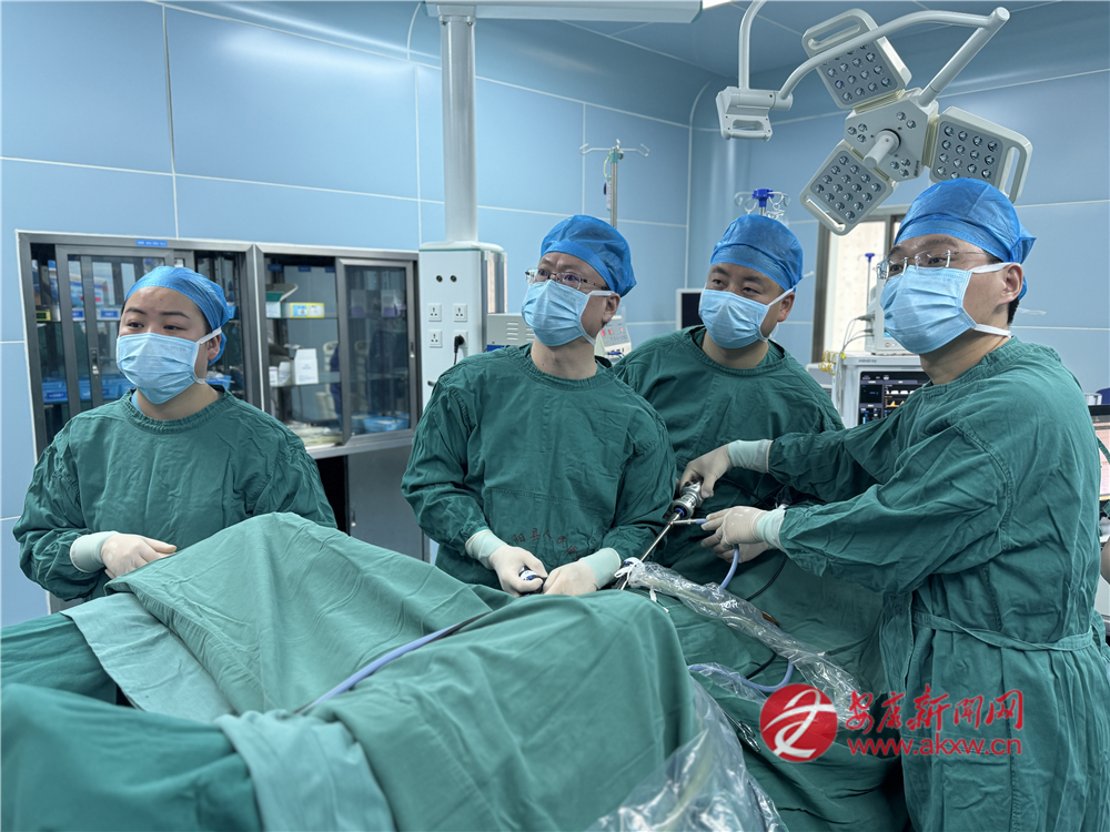 (圖為援紫醫(yī)療團隊正在為高齡患者實施腹腔鏡手術(shù))