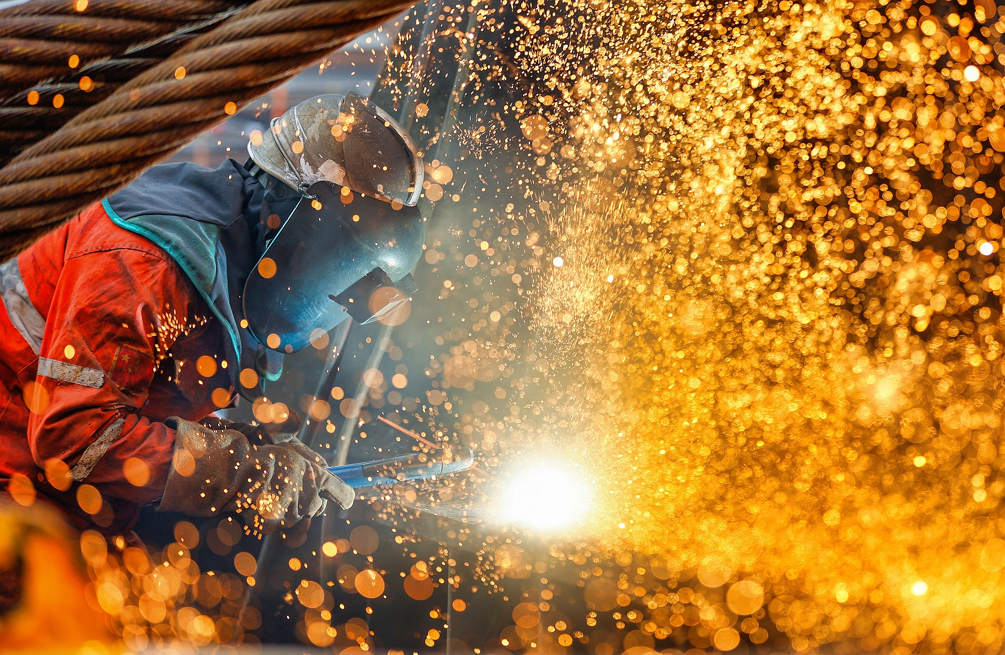 △ 2026年1月29日，在天津市濱海新區(qū)，海上油氣平臺建設(shè)工人進(jìn)行現(xiàn)場施工。