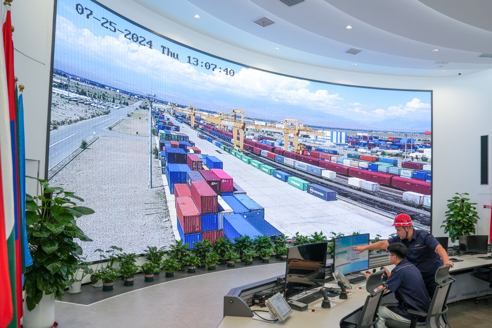 △ 在中哈（連云港）物流合作基地，工作人員通過(guò)“中哈物流場(chǎng)站”信息化跟蹤系統(tǒng)查看集裝箱運(yùn)輸情況（2024年7月25日攝）。