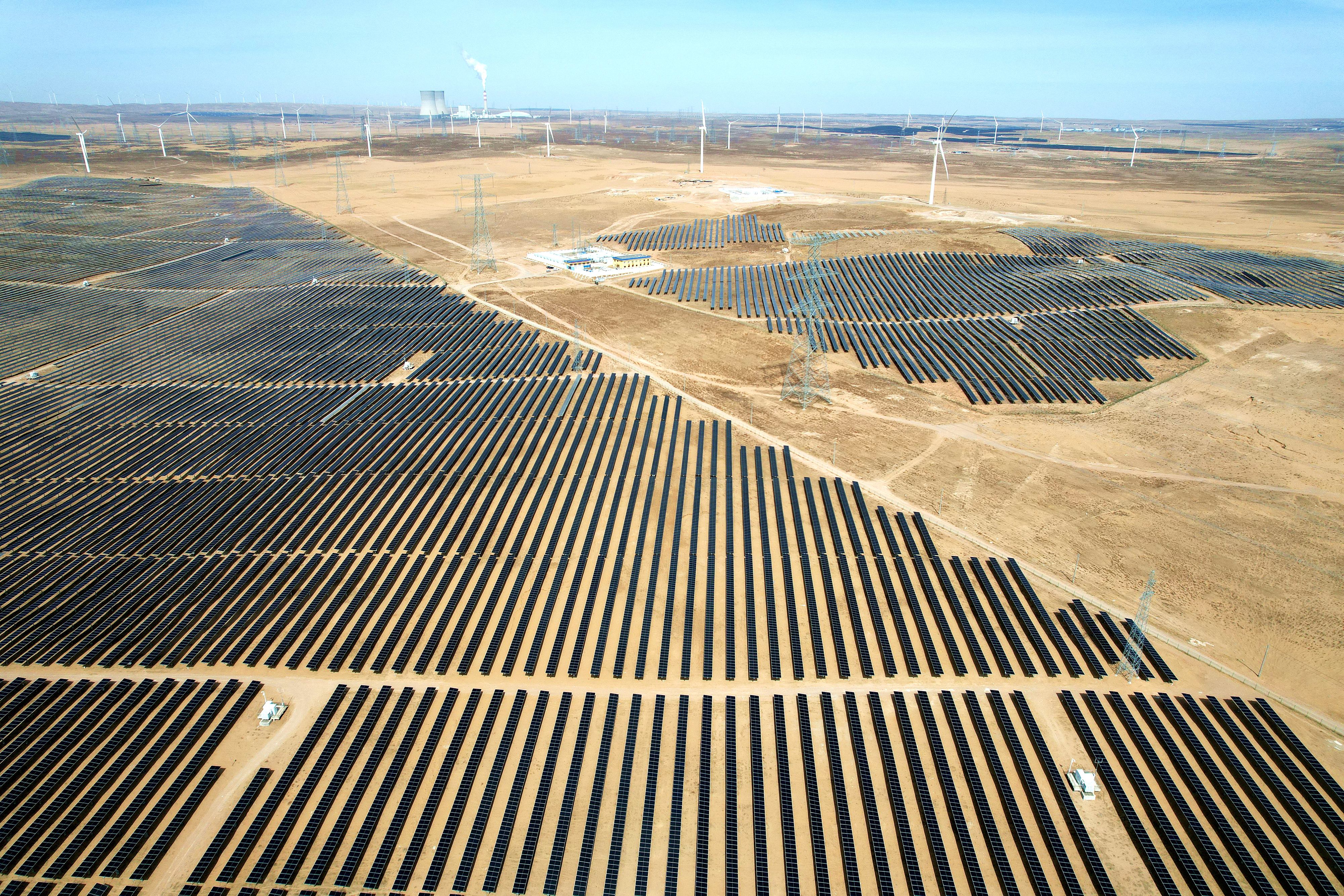 2026年3月18日，寧夏銀川，在靈武市白土崗鄉(xiāng)的一處光伏產(chǎn)業(yè)基地，成片的太陽能光伏板匯成一片“藍色海洋”。