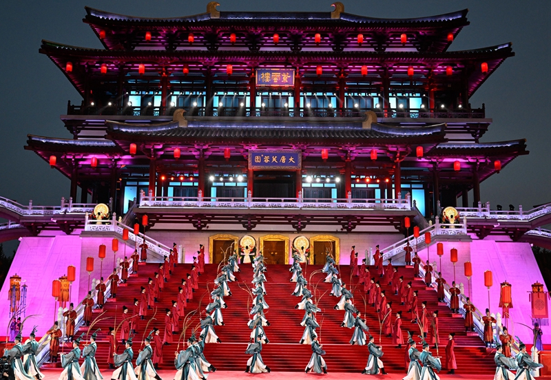 這是2023年5月18日在陜西省西安市大唐芙蓉園拍攝的中國—中亞峰會歡迎儀式。