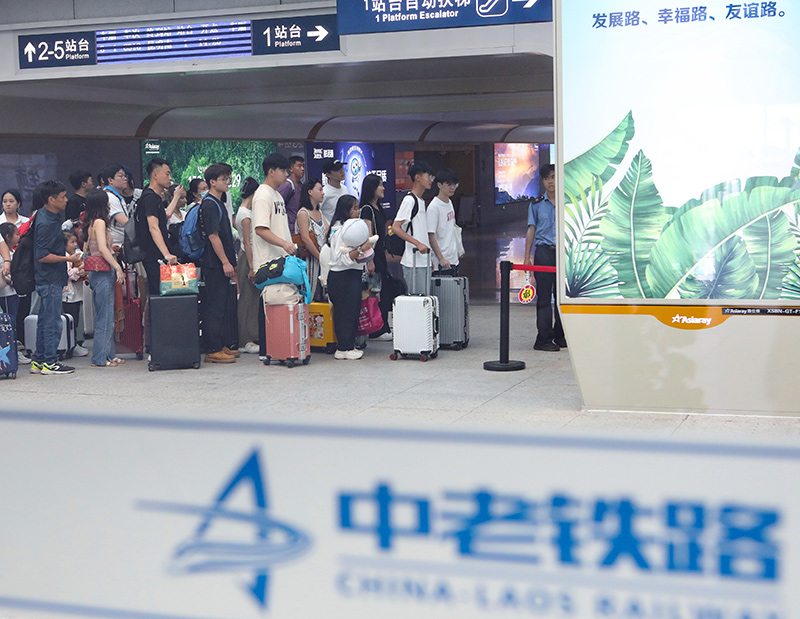 在云南景洪市的中老鐵路西雙版納站，旅客有序進入站臺乘車（2023年10月5日攝）。